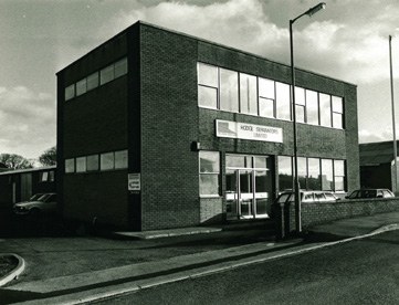 Fotografía en blanco y negro de un edificio de oficinas de ladrillo de Hodge Separators