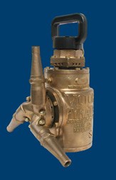 Máquina de lavado de tanques de bronce con asa superior y dos toberas sobre fondo azul
