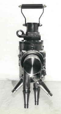 Fotografía histórica de una máquina de lavado de tanques de doble tobera con asa superior