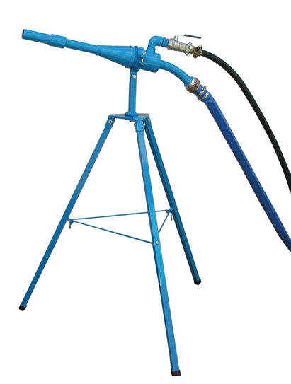 Pistola de agua VP Watergun montada sobre un trípode azul con manguera