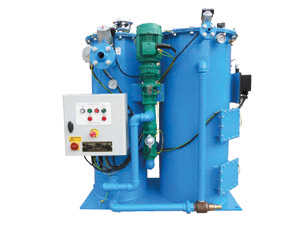 Separador de agua oleosa CS1000 de Victor Marine con dos columnas azules y cuadro de control