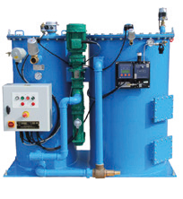 Separador de agua oleosa CS4000 de Victor Marine con cuadro de control y dos columnas azules