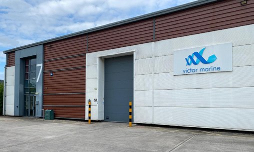 Fachada del edificio industrial de Victor Marine en Chesterfield con el logotipo en la pared